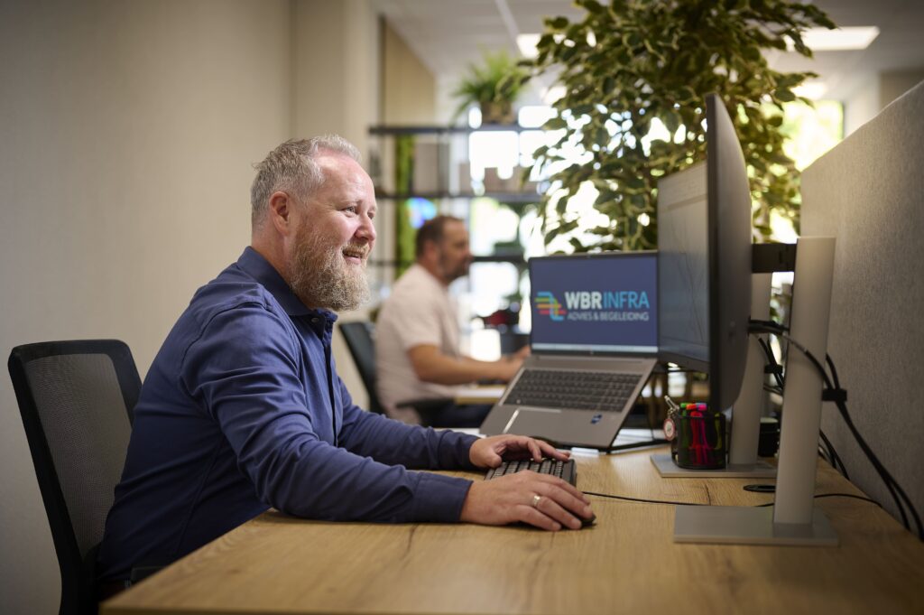 WBR Infra achter het bureau